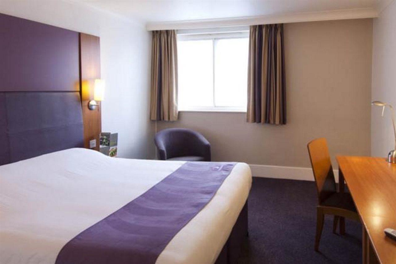 Premier Inn Aylesbury Ейлсбъри Екстериор снимка