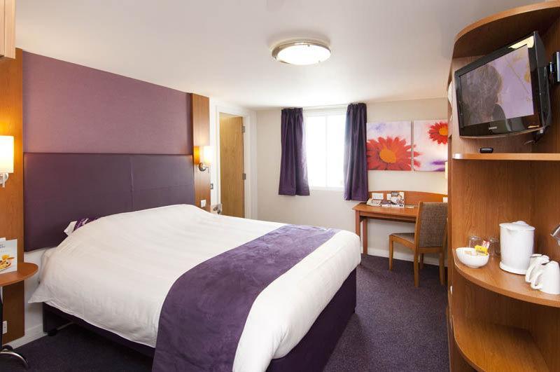 Premier Inn Aylesbury Ейлсбъри Екстериор снимка
