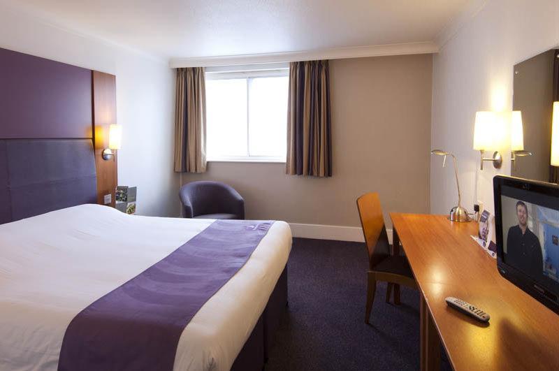 Premier Inn Aylesbury Ейлсбъри Екстериор снимка