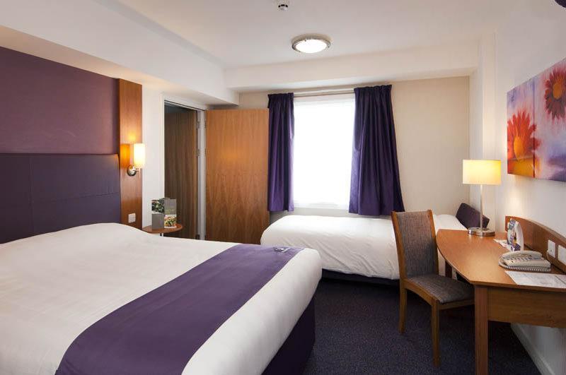Premier Inn Aylesbury Ейлсбъри Екстериор снимка