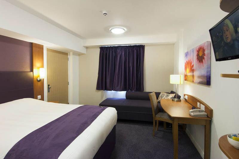 Premier Inn Aylesbury Ейлсбъри Екстериор снимка
